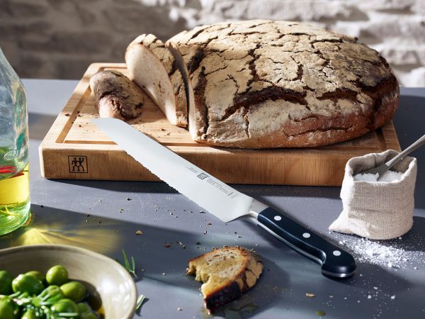 ZWILLING Schneidbrett 42 cm x 31 cm, geöltem Bambus Beidseitig verwendbar