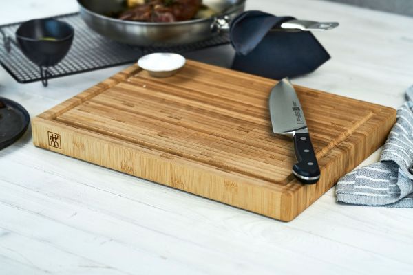 ZWILLING Schneidbrett 42 cm x 31 cm, geöltem Bambus Beidseitig verwendbar