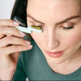 ZWILLING Wimpernkamm, Mint mit vergoldeten Edelstahl-Zähnen ist zusammenklappbar